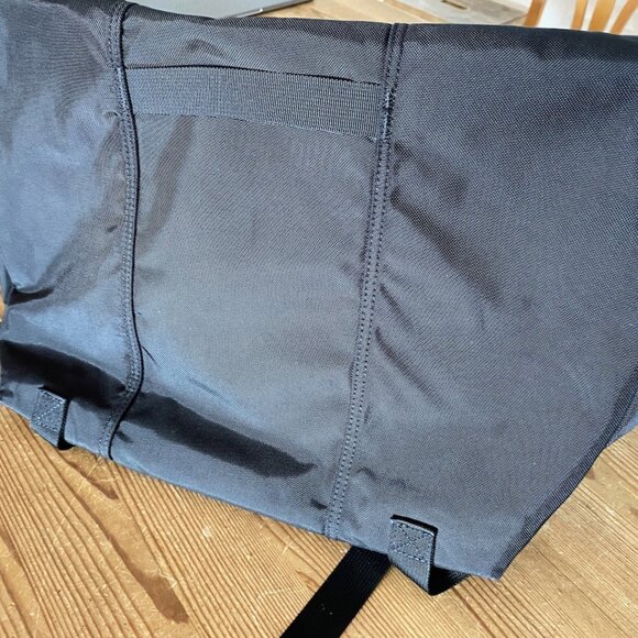 Timbuk2 Classic Messenger Bag with laptop sleeve -- medium -- black - Picture 12 of 14